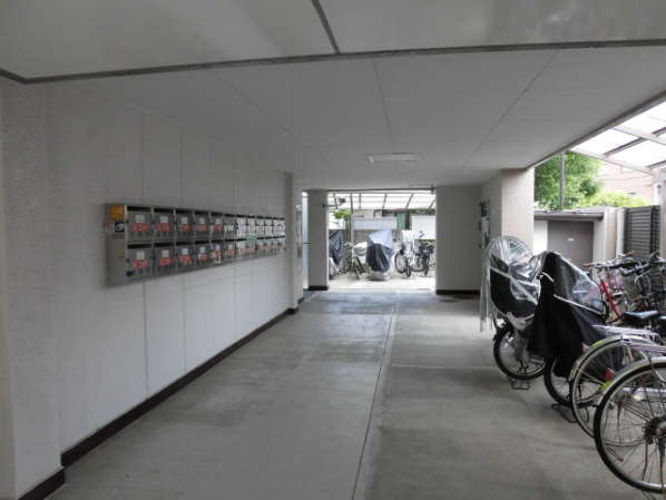 西荻第２コーポラス外観共用部5｜昭和のシンプルなエントランス周りですが、整然としていました。