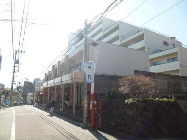 ライオンズマンション方南台外観４｜方南町駅から商店街を通って徒歩5分圏内の立地です。
