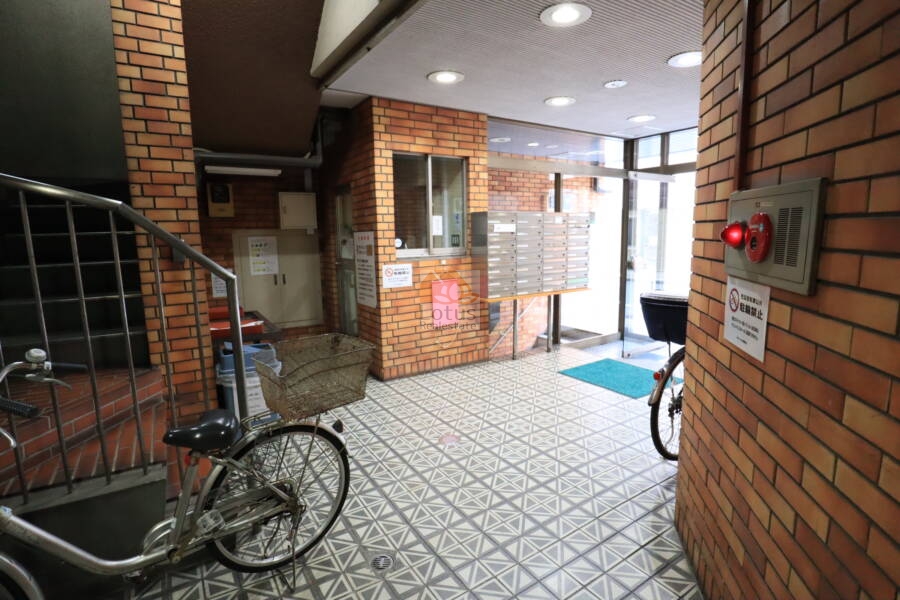 竹中シャルム共用部2｜台東区でこの年代のマンションは駐輪場が少ない傾向があります。このマンションでも工夫しておいているようですね。