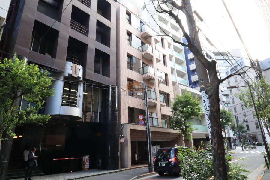 グランドメゾン一番町外観2｜交差点を東にいくとすぐ。交通量が少なく街路樹が美しい道路に隣接してます。桜が有名な千鳥ヶ淵もすぐ近く。