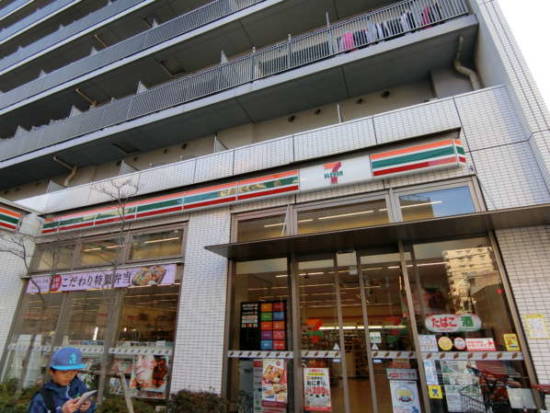 エクセル大島アプローチ4｜歩く途中にはコンビニもあります。セブンイレブンです。