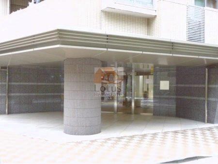 レーベンハイム池袋本町ルクサージュエントランス１｜山手通りから一本入った静かな住宅地です。