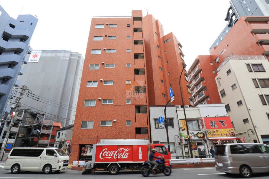 ライオンズマンション浅草三社外観｜はなやしき裏手の道と言問い通り交差したあたりにあります。