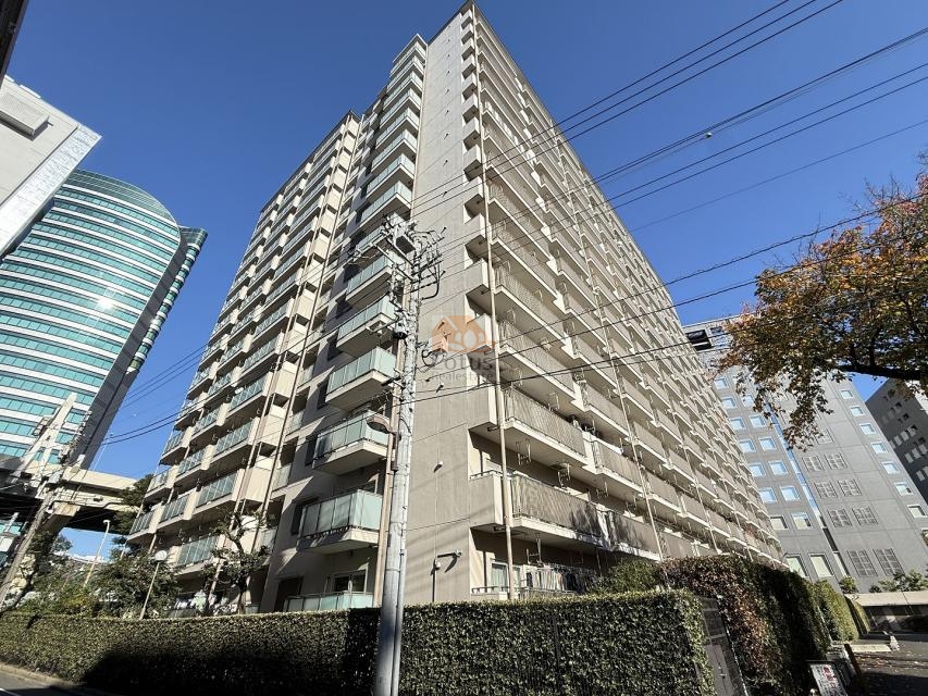 南西から見た外観は、総戸数184戸の規模らしい端正な縦ラインが際立ち、目白通り沿いでも視認性の高い建物です。日射が均一に届く高さがあり、バルコニーのガラス手すりが光をわずかに反射して周囲と調和している印象です。飯田橋第二パークファミリアは、昭和55年築、15階建てのマンションです。