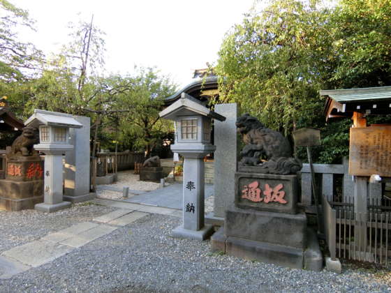 春日タウンホーム外観共用部2｜都心のなかに緑のある厳かな空間が創造されているのは、神社ならではといえるかもしれません。