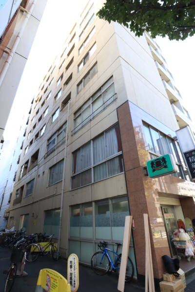 ライオンズマンション東神田外観1｜ライオンズマンション東神田は昭和５２年築、９階建てのマンションです。靖国通りに立地します。神田・秋葉原・浅草橋・馬喰横山など複数の駅、路線が利用できるアクセスの良い立地です。