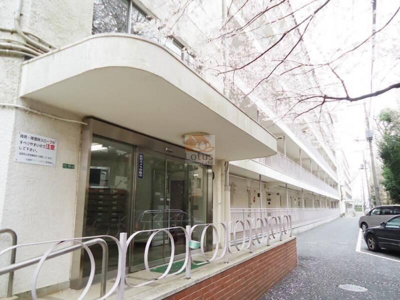 武蔵野グリーンタウンD棟外観 (2)｜建物前には十分なオープンスペースが確保されています。
