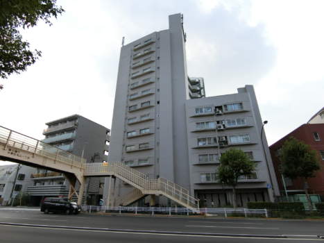 グランドマンション野方外観・共用部8｜西から見たファサードです。西側１階部分は事務所でしょうか。住宅とは様子が異なります。
