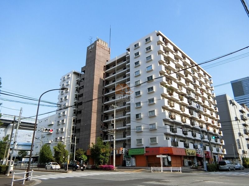 マリンシティダイヤモンドパレス外観２｜マリンシティダイヤモンドパレスは昭和５５年築、11階建てのマンションです。1階には店舗が複数入っています。通りに面した角地に位置し、視認性も良好です。