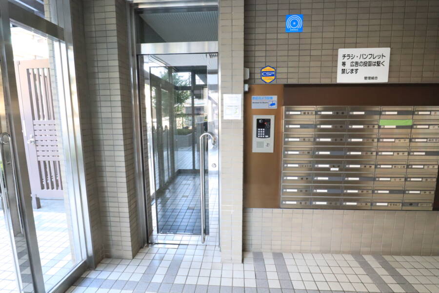 コスモ堀切菖蒲園共用部1｜オートロック付きで安心です。