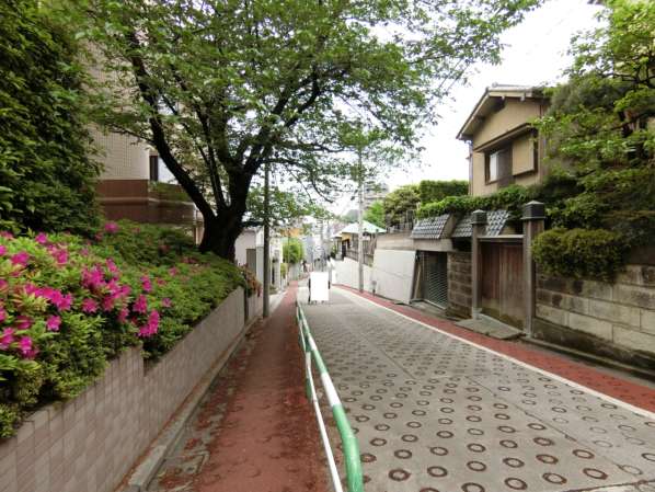 ハイツ面影橋アプローチ13｜街並みは緑が多く、きれいな街並です。落ち着いた印象を受けます。