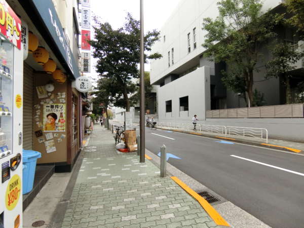 南砂住宅アプローチ4｜左折すると２車線の通りです。飲食店も多数ある活気あり、活気のある様子を感じました。