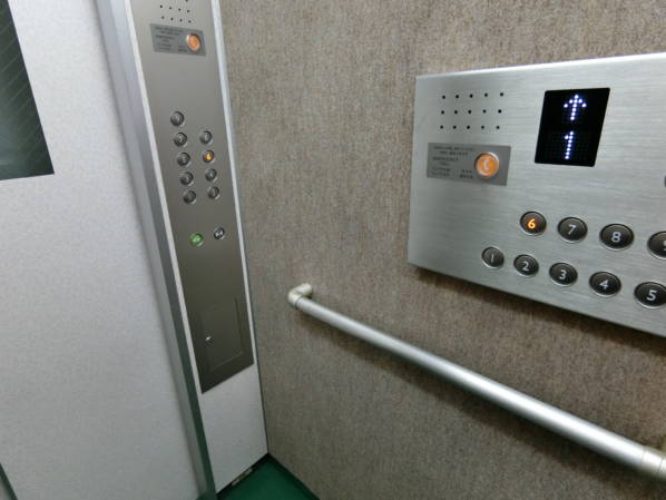 グリーンパーク東綾瀬のエレベータです。キレイでした。もしかしたらリフォームをしたのかもしれません。