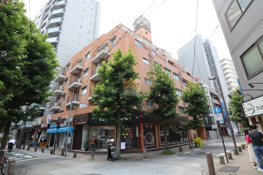 トーア飛鳥山マンション外観1｜トーア飛鳥山マンションは8階建てのマンションです。王子駅に近く、飲食店、コンビニ、スーパーなどあり便利です。