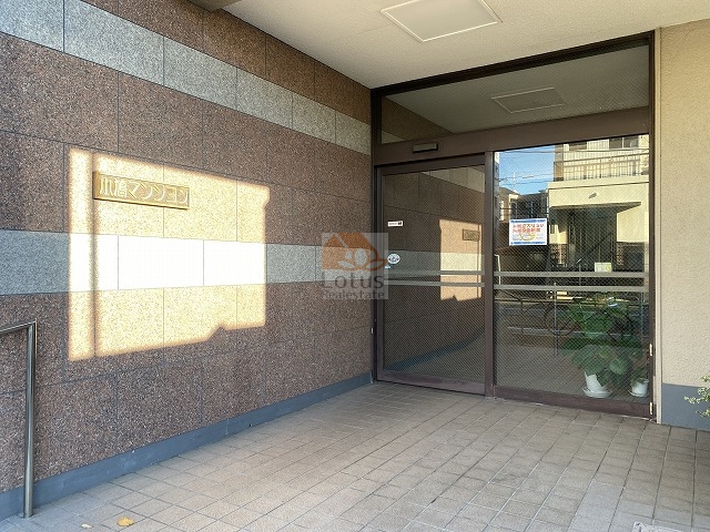 小鳩マンションエントランス５｜京王線「笹塚」駅、「代田橋」駅が利用できます。