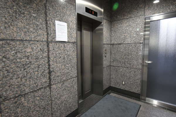 モリス御徒町外観共用部8｜エレベータホールです。６１戸ですからエレベータは１本でも大丈夫でしょう。