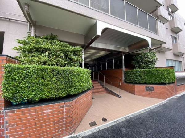 トーア駒込マンション園エントランス２｜エントランスです。スロープもついています。