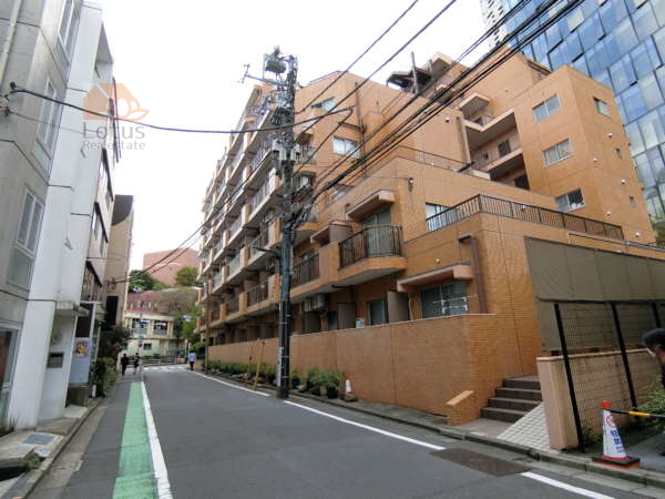 ライオンズガーデン新宿外観共用部1｜ライオンズガーデン新宿は９階建ての大規模マンションです。複合商業施設新宿イーストサイドスクエアに隣接しています。区立新宿文化センターも近くにあります。