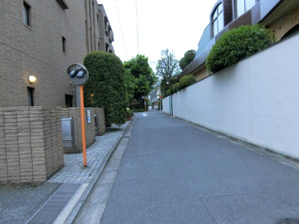 信濃町駅からくる場合は平たんなアプローチです。駅前を除き、全般的に住宅地となっています。