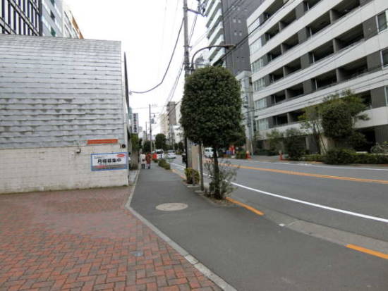 ライオンズマンション神楽坂アプローチ4｜Ａ３出口出口を出ると、すぐというロケーションです>