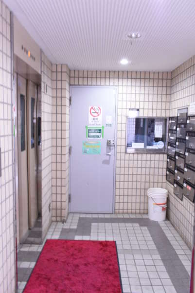朝日プラザ中野弥生町外観共用部5｜エントランスホールです。こじんまりした印象ですが、清掃は行き届いていました。