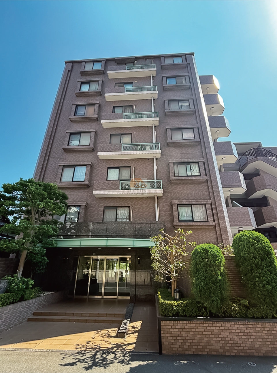 落ち着いた住宅街の中にありながら、錦糸町駅や亀戸駅など4駅が徒歩圏内という利便性を感じる外観です。ブラウン系タイルの落ち着いた表情があり、街路樹と建物の色合いが自然に馴染んでいます。日神パレステージ亀戸第3は、平成9年築、8階建てのマンションです。