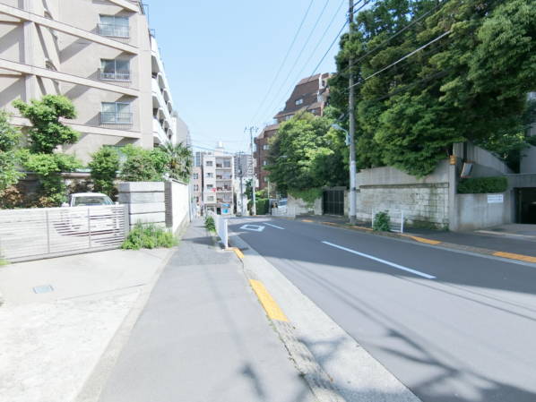 駒込コーポラスへのアプローチは静かな住宅エリアです。都心近接の住宅地として、緑のバランスがいいと感じます。撮影をした日は天気が良かったので、よりすがすがしくに見えました。