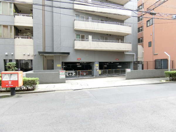 コスモ上野パークサイドシティ外観共用部3｜道路に面した１階部分に駐車場・駐輪場があります。