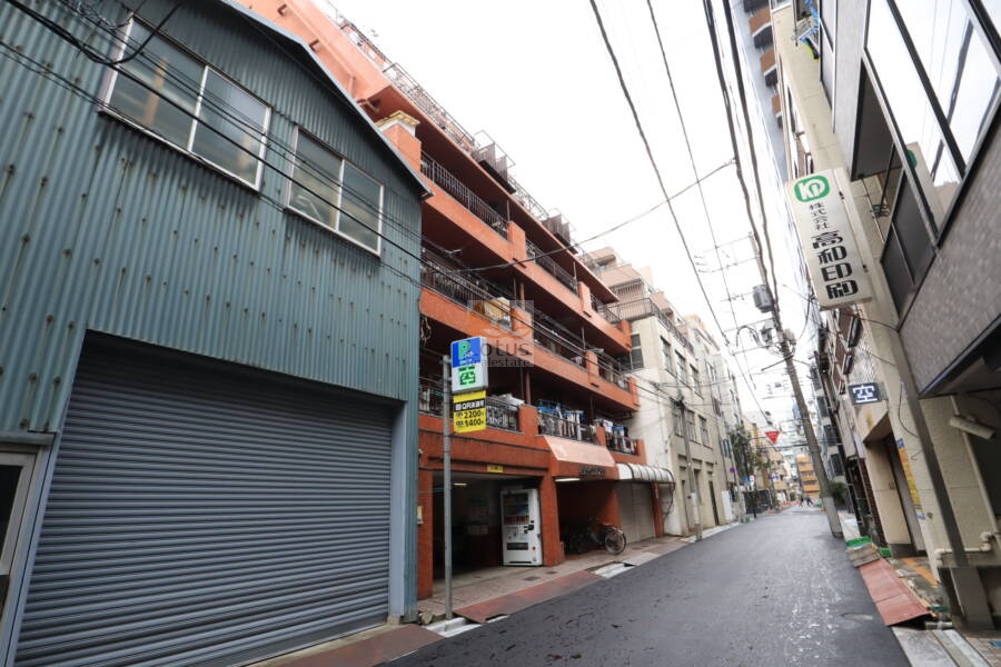上野ダイカンプラザ外観2｜建物の東側にエントランスがあります。