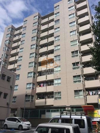 チサンマンション板橋は地上11階建の大きな建物で、国道沿いに位置しています。南側には駐車場があり、日当たりがよさそうで、洗濯物などの生活感のある風景が広がっていました。チサンマンション板橋は、昭和49年築、11階建てのマンションです。