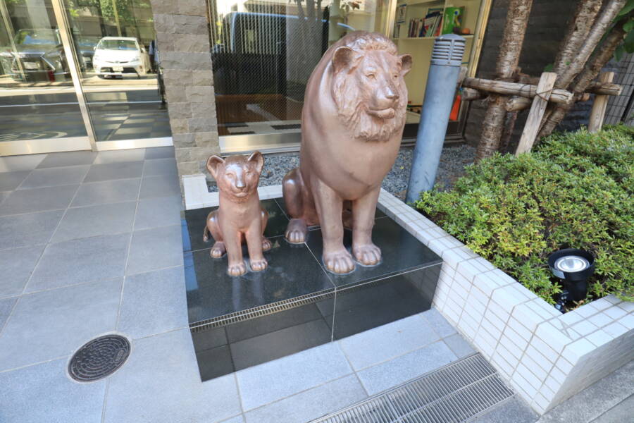 ライオンズ墨田押上エントランス2｜エントランス前では、おすわり親子ライオン像があなたをお出迎えします。
