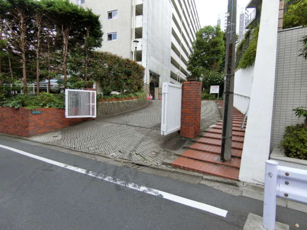 グリーンヒル新宿外観共用部3｜北西側です。北西側は駐車場スペースの車路にもなっています。