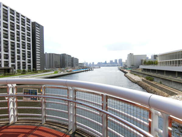 晴海テラスアプローチ1｜「朝潮小橋」は朝潮運河を渡るための歩行者専用の小さな橋です。この先に東京湾があります。