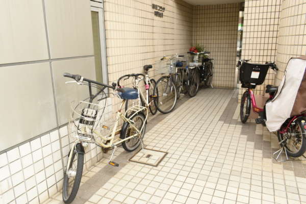 朝日プラザ中野弥生町外観共用部2｜共用部です。駐輪スペースとごみ置き場になっています。