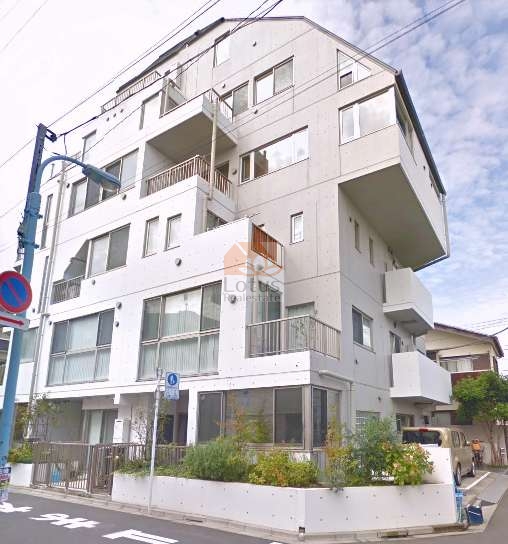 浜田山プラス外観1｜浜田山プラスの外観です。打ちっぱなし風のコンクリートと大きなガラス窓が印象的なデザインで、現代的な雰囲気を感じさせます。角地に立地し、通風・採光にも恵まれた開放感のある建物です。