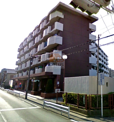 グリーンパーク五反野の外観（斜めアングル）。周囲の住宅とも調和しながら、少し懐かしさを感じさせるレトロな雰囲気もある。車の通行も多くない通り沿いで、子育てにも優しい環境です。東武伊勢崎「五反野」駅より徒歩5分の立地で、近くにはスーパー、ドラッグストア、コンビニエンスストア、金融機関があるなど便利な住環境です。建物は昭和５３年築ですが平成２５年に耐震補強工事済なので万が一の時も安心といえます。