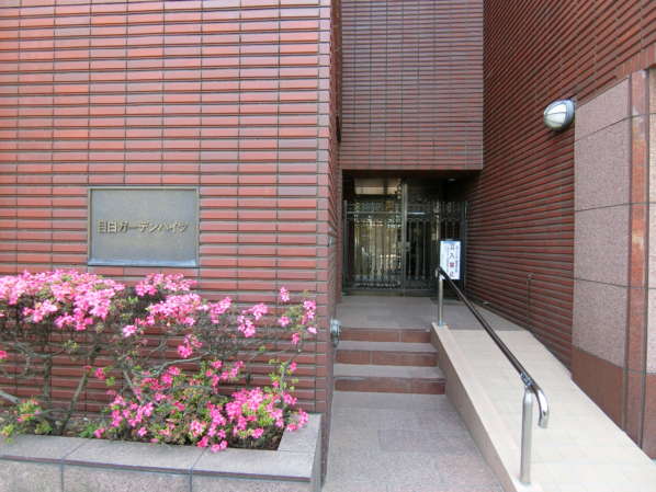 目白ガーデンハイツ外観共用部1｜通りに面したサブエントランスです。