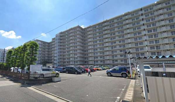 五反野第３スカイハイツ外観４｜こちらは裏側の駐車場に面した側なんですが、道路とは幅広く面しています。堂々と見えます。