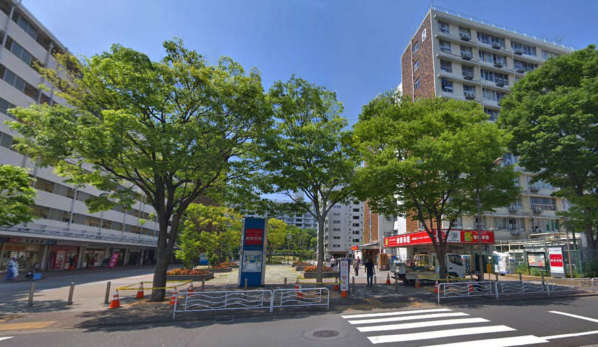 亀戸二丁目団地｜敷地内にはスーパーや飲食店などの店舗が入っています。