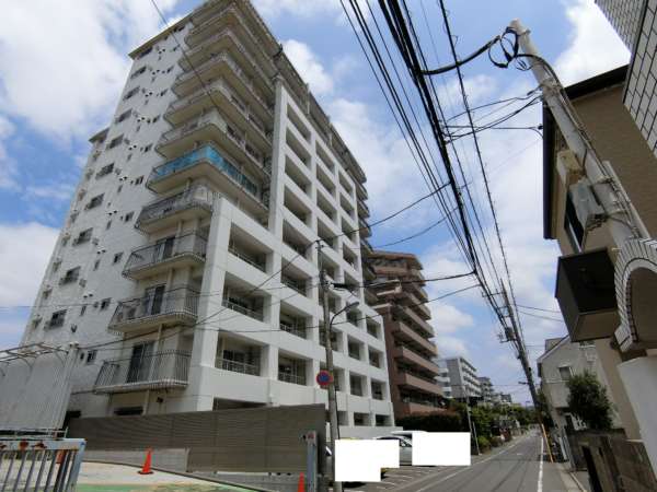 秀和豊玉レジデンス外観共用部5｜外観です。南西向きは低層住宅エリアとなっています。