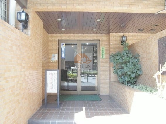ダイアパレス御苑前1｜エントランスにはレンガ調タイルで、常に清潔が保たれています。