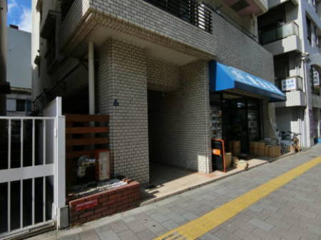 藤和仲御徒町コープのエントランスです。小さなエントランスのタイプですね。カチクラのエリアの古いマンションには比較的多いのではないかと思います。