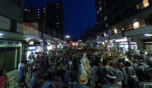 ダイアパレス浅草-千束通り商店街１｜お祭りのときはこのようににぎわいます。朝からわくわくしますよ。