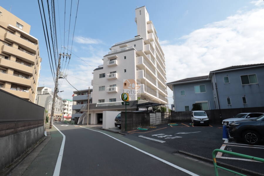 カーサ武蔵関外観11｜カーサ武蔵関は昭和48年築、9階建てのマンションです。