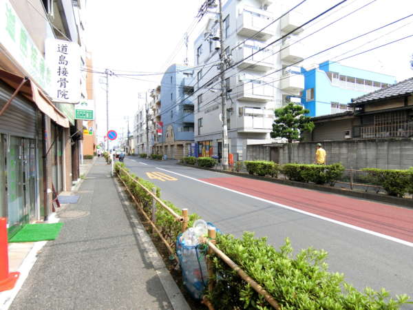 上高田四丁目団地アプローチ（新井薬師前）5｜バス通りです。
