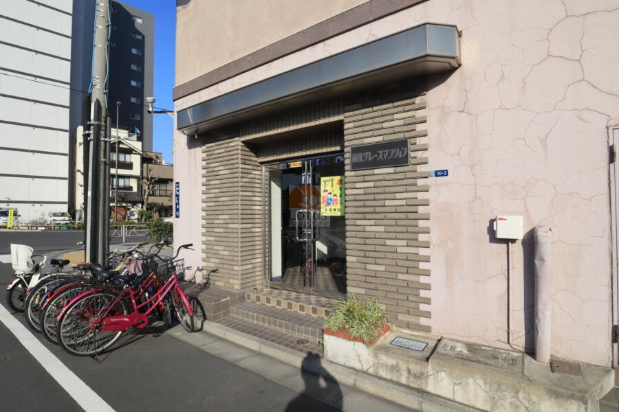 両国グレースマンションエントランス1｜駐輪場は有りませんが、エントランス前の駐輪可（要申請）。