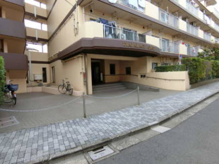 ダイアパレス綾瀬　エントランス・ようよう部3｜エントランスは住宅街の中にあります。静かなロケーションです。