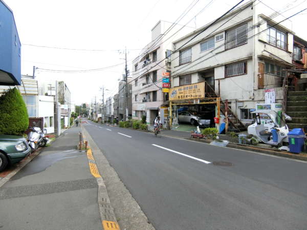 上高田四丁目団地アプローチ（新井薬師前）4｜２車線道路を西に進みます。五中つつじ通りといいます。住宅、商店、作業場などが混在している街並みです。