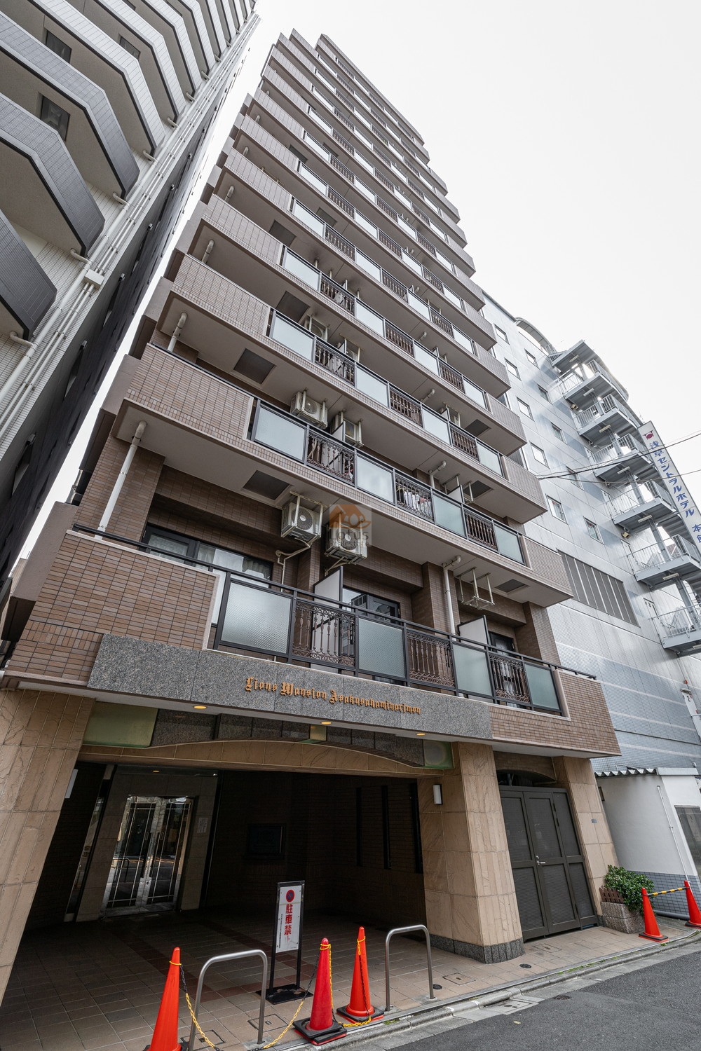 ライオンズマンション浅草雷門の外観。落ち着いたブラウン系タイル貼りの外壁と整ったバルコニーラインが、下町の街並みに自然に馴染む端正なファサードです。ライオンズマンション浅草雷門は、平成10年築、13階建てのマンションです。