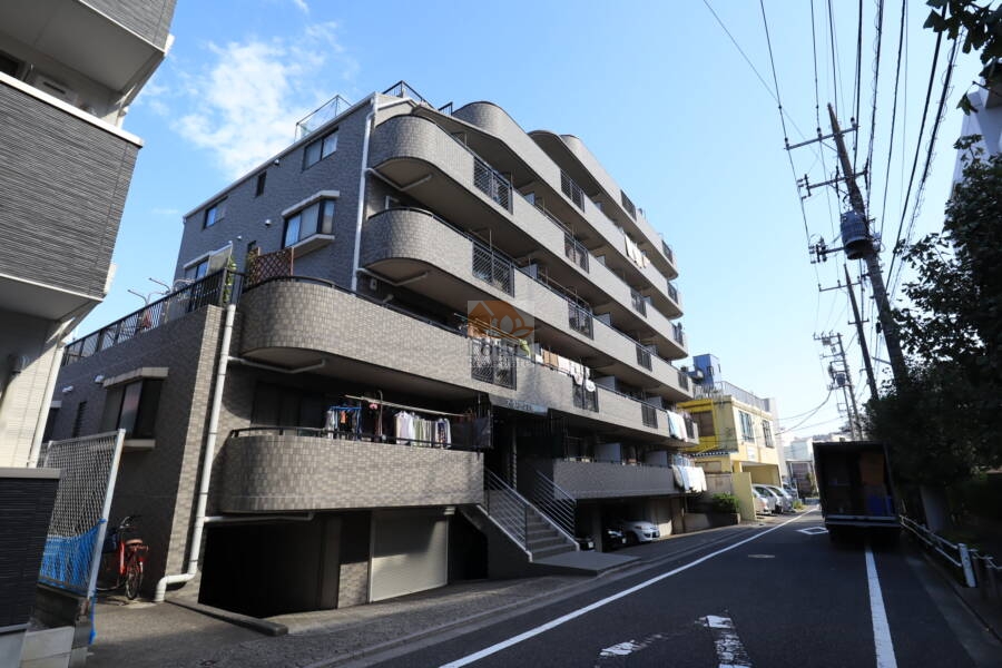 アークステージ蓮根外観2｜アークステージ蓮根は中山道と高島通りを一本入ったところにあります。都営三田線「蓮根」駅からだと徒歩９分ほどです。